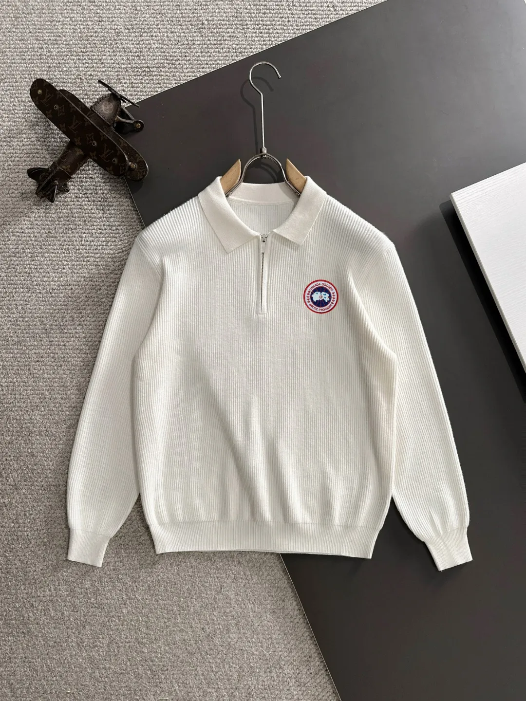 Next day shipping P360 Big Goose 2025 official website latest round neck sweater for autumn and winter, popular models are on sale at the same time at the counter! Specially made of wool blended fabric. It feels comfortable and can be directly in contact with the skin. The logo badge is exquisitely embroidered, which is extremely eye-catching! The details highlight the fashionable charm of big brands. Exquisite workmanship. Three-dimensional cutting style. The wearing effect is invincible and handsome! All three standards are complete! Size: M-3XL